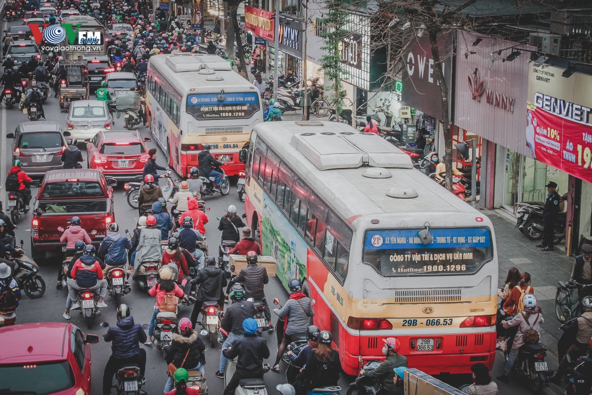 Xe buýt Hà Nội có nguy cơ phải tạm dừng chạy