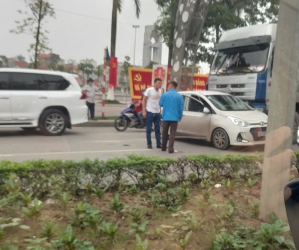 Xô xát sau va chạm giữa xe tải và xe con