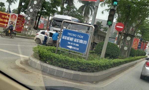 Xô xát sau va chạm giữa xe tải và xe con