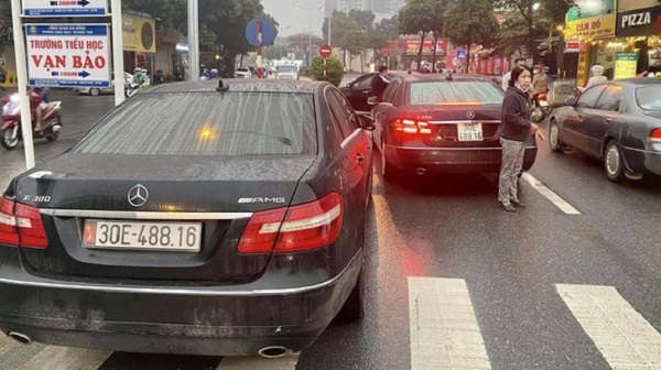 Xuất hiện 2 xe sang hiệu Porsche cùng biển số