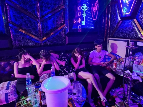 Bắc Ninh: Xử phạt 33 thanh niên đi hát karaoke giữa mùa dịch