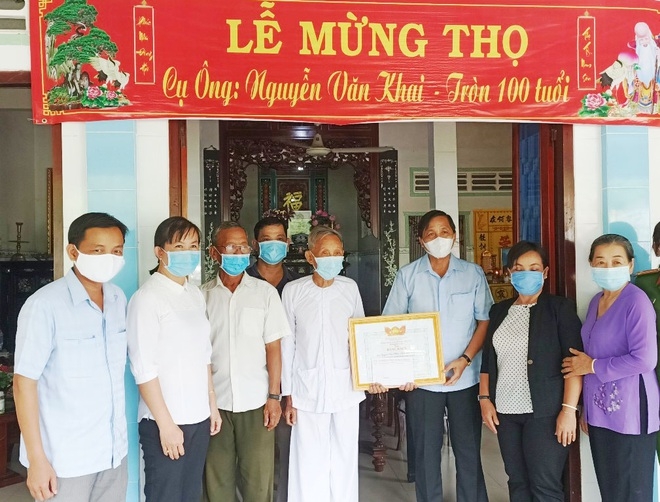 Nhiều người cao tuổi ủng hộ phòng chống dịch Covid-19