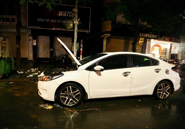 Toyota Vios bẹp dúm sau cơn mưa lớn tối 22/6
