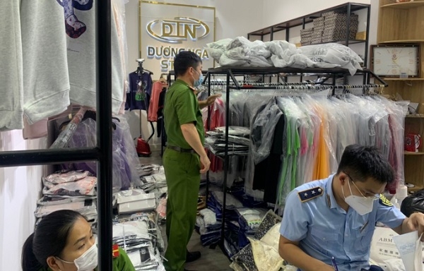 Thị xã Từ Sơn, Bắc Ninh: Thu giữ hàng trăm bộ quần áo giả các thương hiệu nổi tiếng thế giới