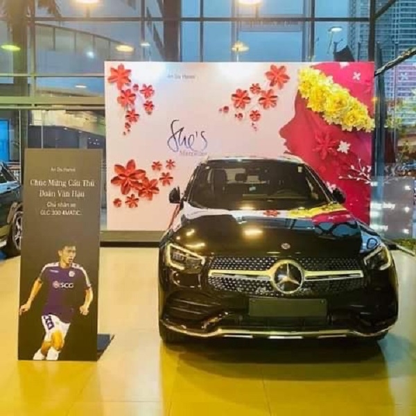 Đoàn Văn Hậu tậu xe sang 2,4 tỉ đồng