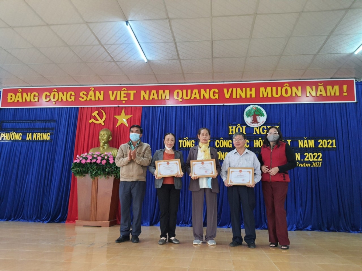 Bà NguyễnThị Liên, Chủ tịch Hội NCT phường trao Giấy khen của UBND phường cho 1 tập thể và 2 cá nhân.