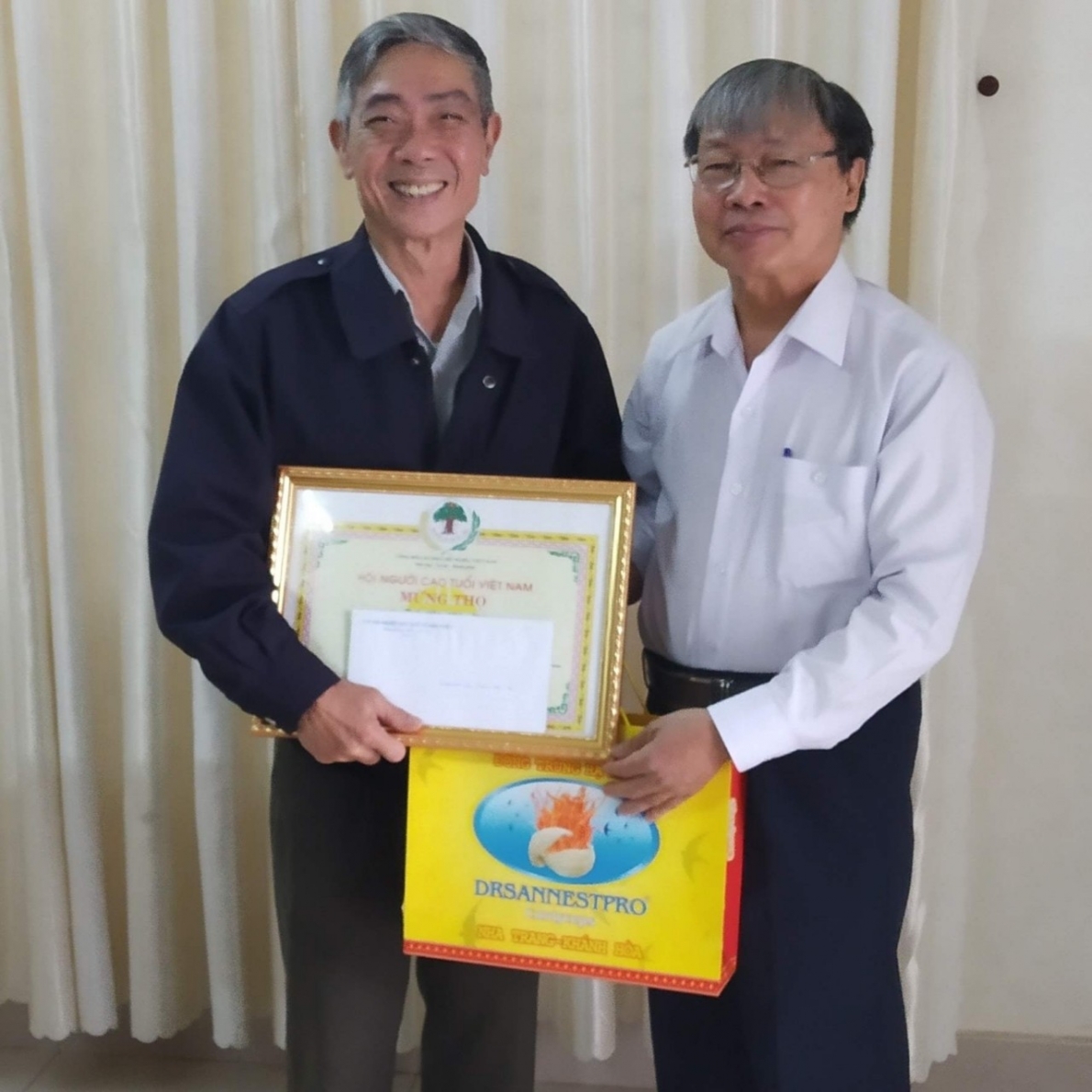 Ông Phạm Văn Thư, Ủy viên Thường vụ NCT phường, Chi hội trưởng NCT 4 trao giấy Mừng thọ của Hội NCT Việt Nam và quà mừng thọ cho hội viên.