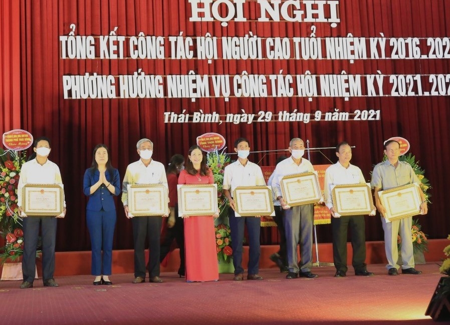 Nhiều tập thể, cá nhân xuất sắc tỉnh Thái Bình được UBND tỉnh khen thưởng Nhiều tập thể, cá nhân xuất sắc tỉnh Thái Bình được UBND tỉnh khen thưởng