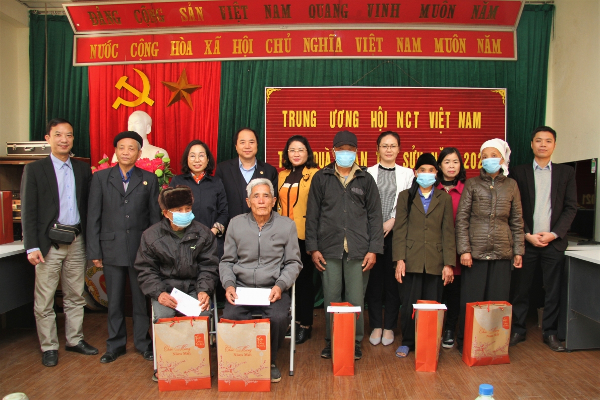 Ấm lòng người cao tuổi khó khăn khi Tết đến Xuân về Ấm lòng người cao tuổi khó khăn khi Tết đến Xuân về