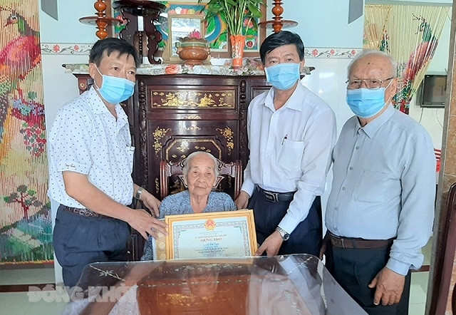 Lãnh đạo tỉnh và BĐD Hội NCT tỉnh Bến Tre trao bằng mừng thọ NCT huyện Thạnh Phú Lãnh đạo tỉnh và BĐD Hội NCT tỉnh Bến Tre trao bằng mừng thọ NCT huyện Thạnh Phú