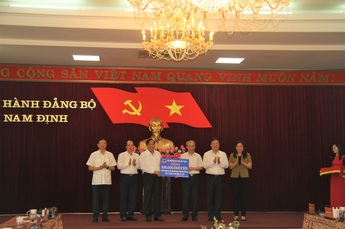 Chủ tịch Nguyễn Thanh Bình tặng quà NCT có hoàn cảnh khó khăn tỉnh Nam Đinh