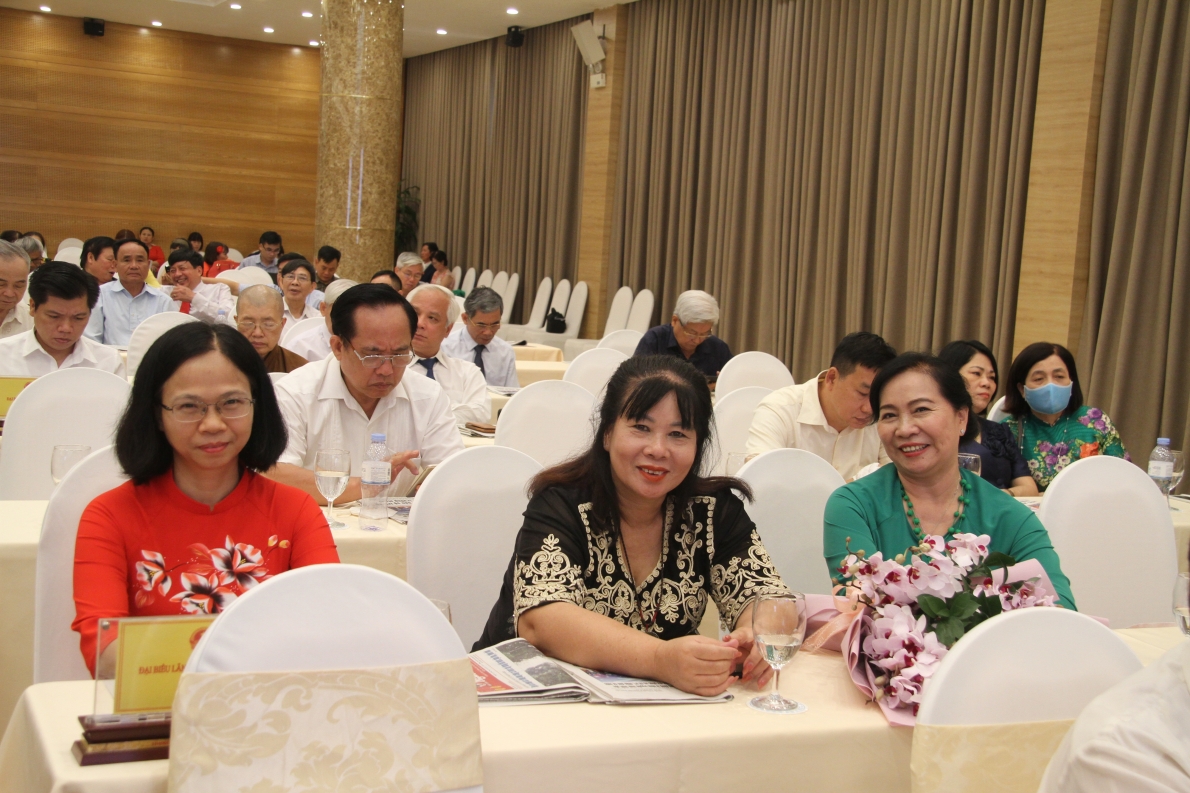 Bà Trần Bích Thủy - áo dài đỏ tại buổi gặp mặt kỉ niệm 81 năm Ngày truyền thống NCT, Ngày NCT Việt Nam do Trung ương Hội NCT Việt Nam tổ chức