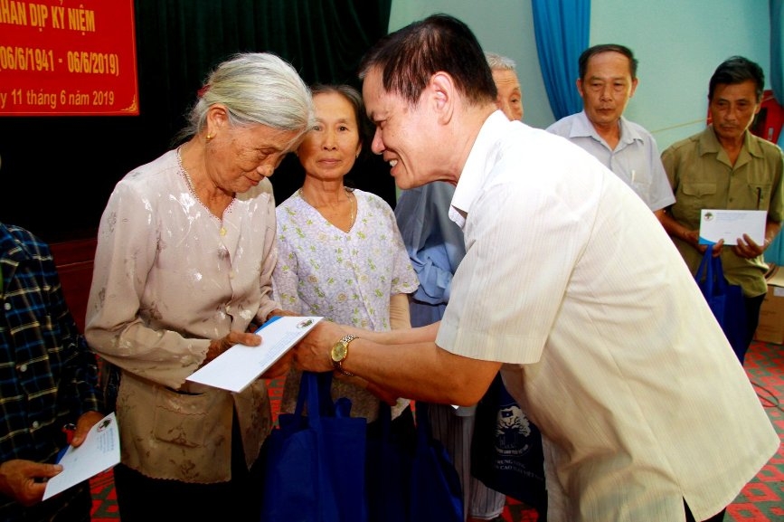 0324 tyng qua nct co hoan cynh kho khyn tynh byc giang