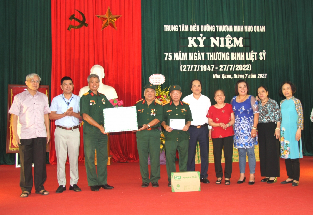 Phó Chủ tịch Trương Xuân Cừ tặng quà tại Trung tâm Điều dưỡng thương binh Nho Quan, tỉnh Ninh Bình Phó Chủ tịch Trương Xuân Cừ tặng quà tại Trung tâm Điều dưỡng thương binh Nho Quan, tỉnh Ninh Bình