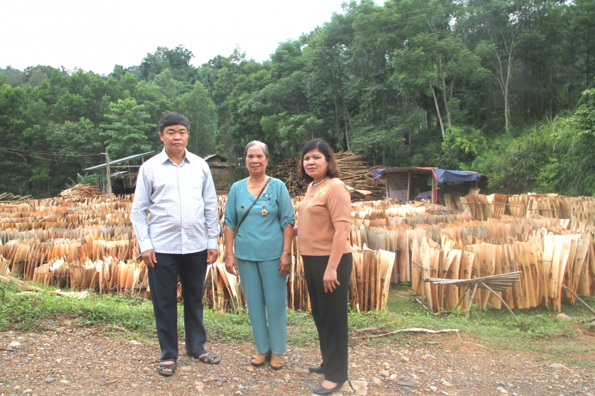 Phóng viên đi thăm cơ sở sản xuất của bà Nguyễn Thị Thủy Phóng viên đi thăm cơ sở sản xuất của bà Nguyễn Thị Thủy
