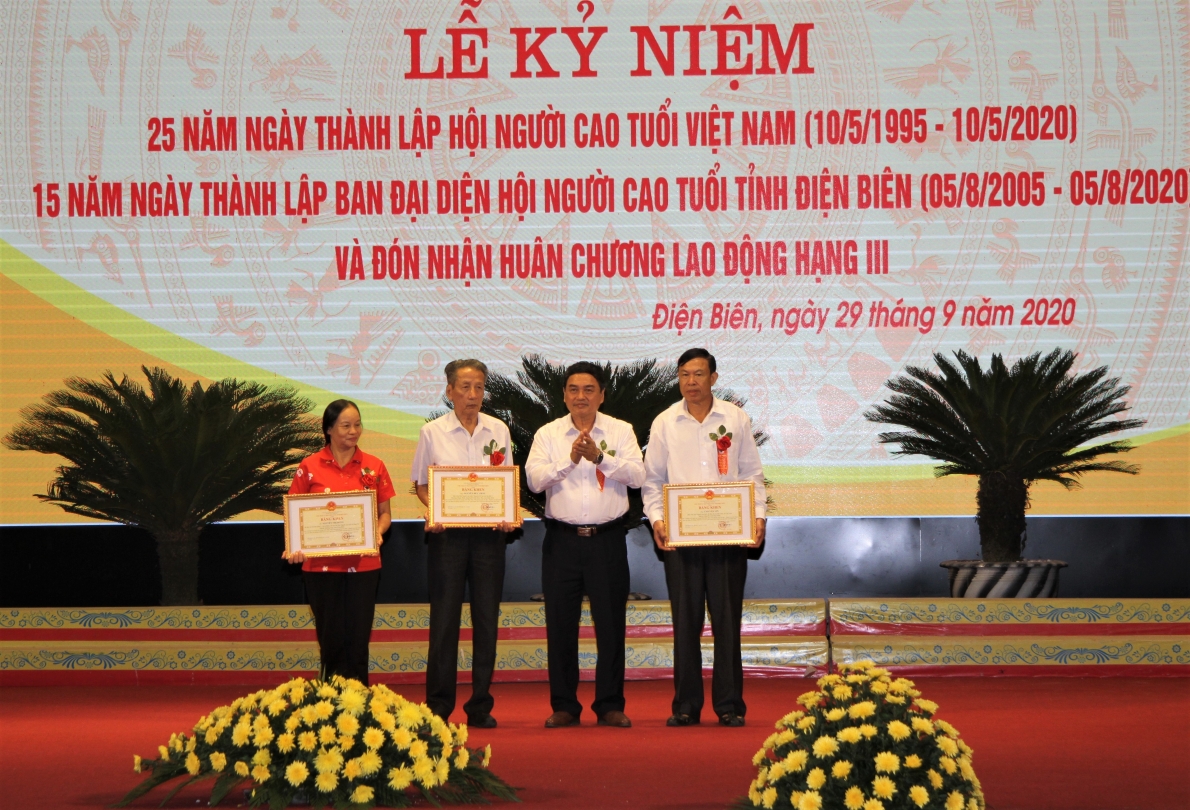 3119 ubnd tynh khen thyyng cac ca nhan xuyt syc