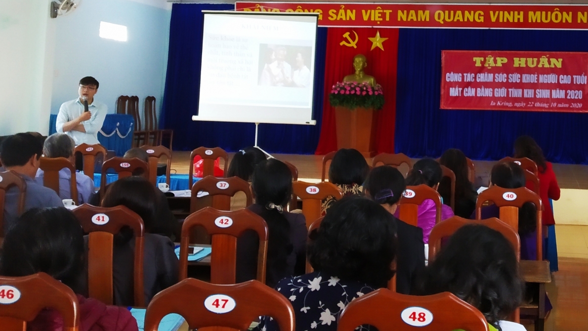Tổ chức tập huấn công tác chăm sóc sức khỏe NCT