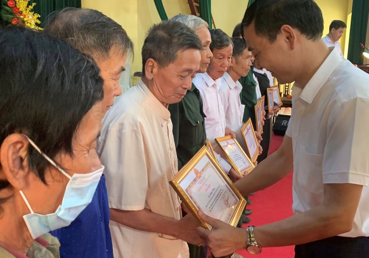 Lãnh đạo huyện Văn Chấn khen thưởng NCT tiêu biểu tham gia bảo vệ an ninh Tổ quốc