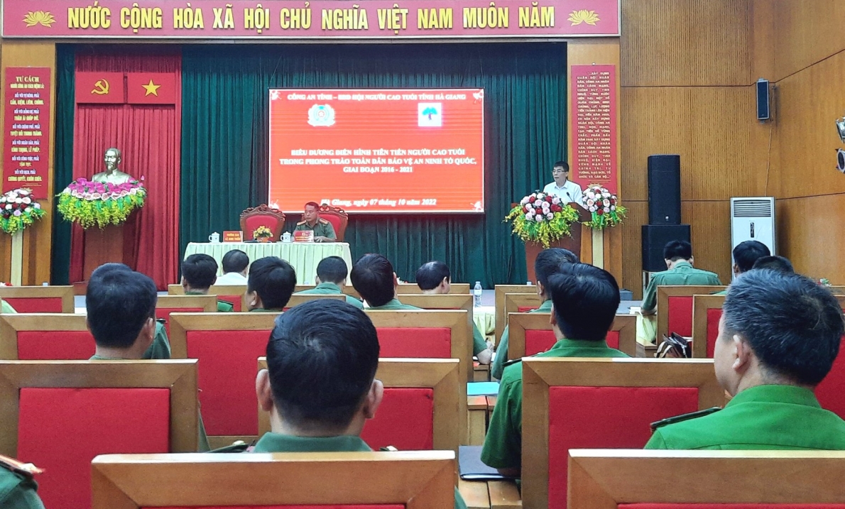 Hội nghị biểu dương NCT tiêu biểu bảo vệ an ninh Tổ quốc tỉnh Hà Giang