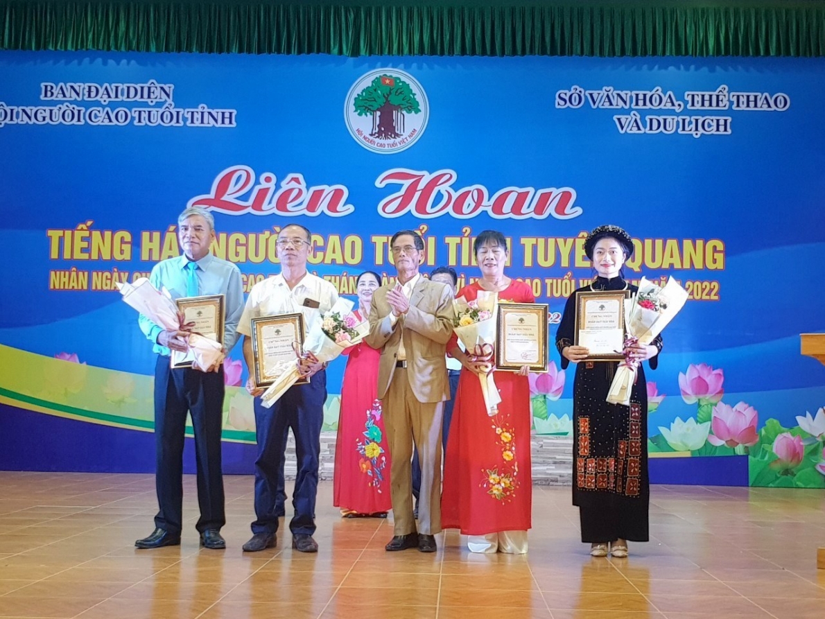 Trao thưởng cho các đơn vị đạt Khá toàn đoàn