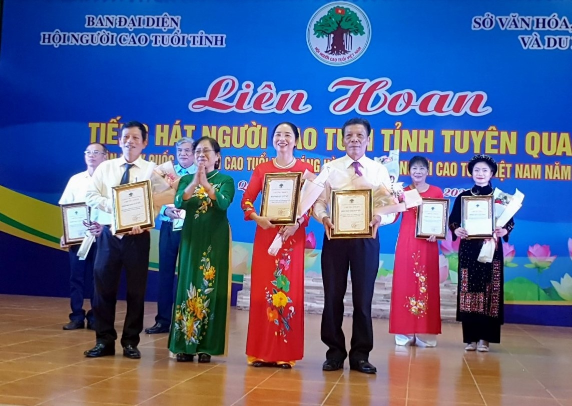 Trao thưởng  cho các đơn vị Xuất sắc toàn đoàn
