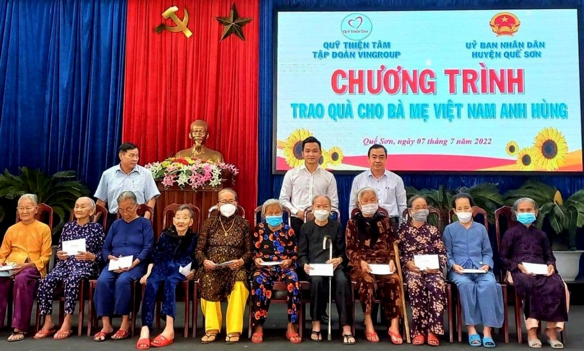 Quỹ Thiện Tâm tặng quà Mẹ Việt Nam anh hùng tỉnh Quảng Nam