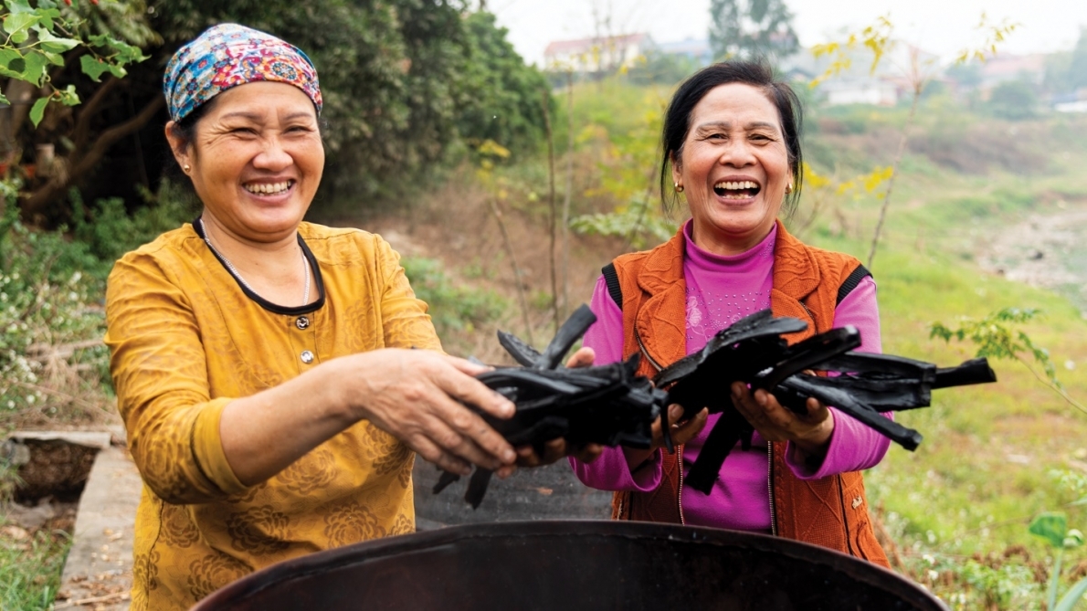 Thu hoạch than sinh học làm từ tre, gỗ vụn của CLB LTHTGN thôn Xuân Lai, xã Xuân Thu, huyện Sóc Sơn, TP Hà Nội
