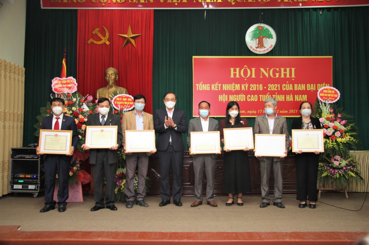 Lãnh đạo tỉnh trao Bằng khen UBND tỉnh cho các tập thể xuất sắc
