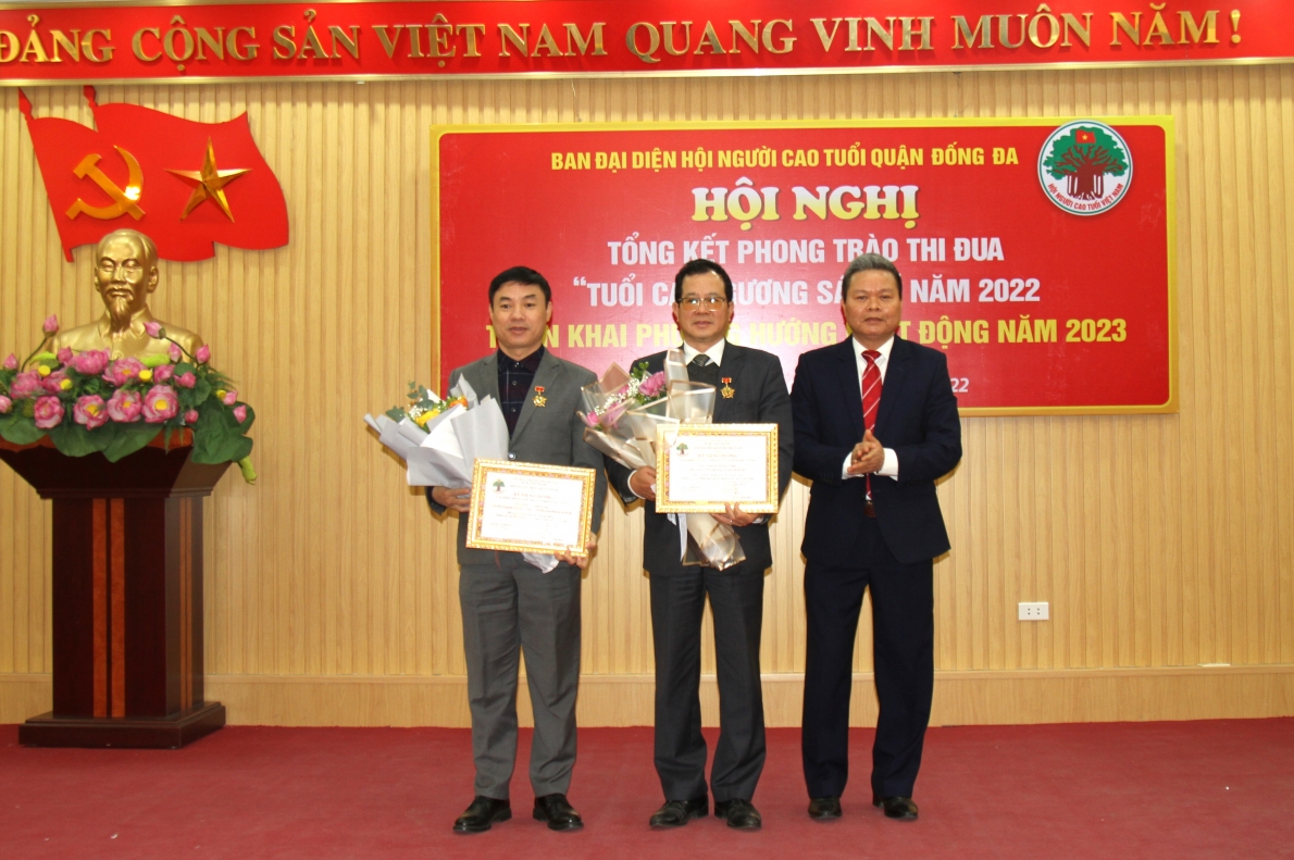 Ông Phạm Huy Giáp trao Kỉ niệm chương vì sự nghiệp chăm sóc và phát huy vai trò NCT cho các đồng chí lãnh đạo quận có nhiều đóng góp Ông Phạm Huy Giáp trao Kỉ niệm chương vì sự nghiệp chăm sóc và phát huy vai trò NCT cho các đồng chí lãnh đạo quận có nhiều đóng góp