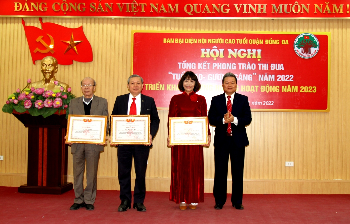 Trao Bằng khen Trung ương Hội cho các tập thể, cá nhân xuất sắc Trao Bằng khen Trung ương Hội cho các tập thể, cá nhân xuất sắc