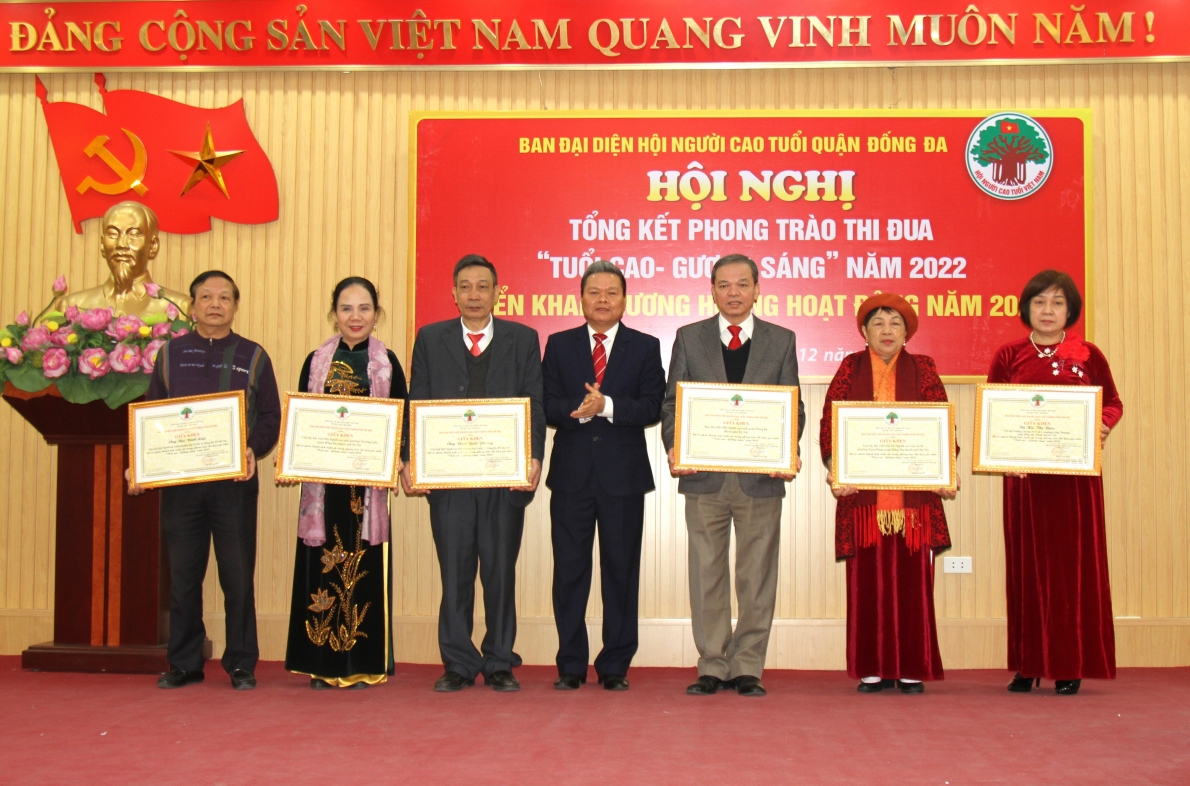 Trao Giấy khen của Hội NCT thành phố cho các tập thể, cá nhân tiêu biểu Trao Giấy khen của Hội NCT thành phố cho các tập thể, cá nhân tiêu biểu