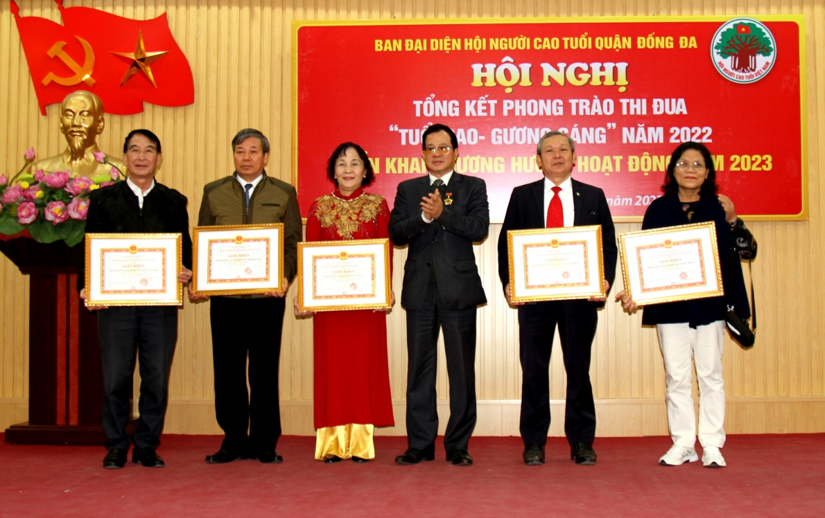 UBND quận khen thưởng các tập thể, cá nhân tiêu biểu UBND quận khen thưởng các tập thể, cá nhân tiêu biểu