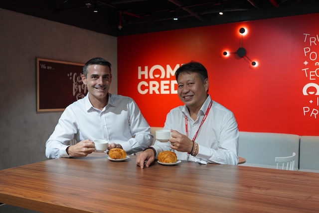 Ông Fabien Sanchez cùng ông Phạm Ngọc Khang,  Giám đốc tài chính Home Credit Việt Nam (từ trái sang)