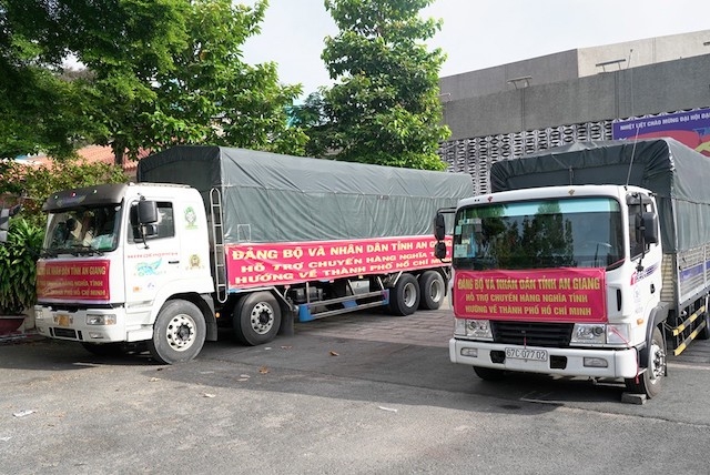 Những chuyến xe nghĩa tình chở lương thực, thực phẩm cho người dân 3 tỉnh miền Đôn Nam Bộ