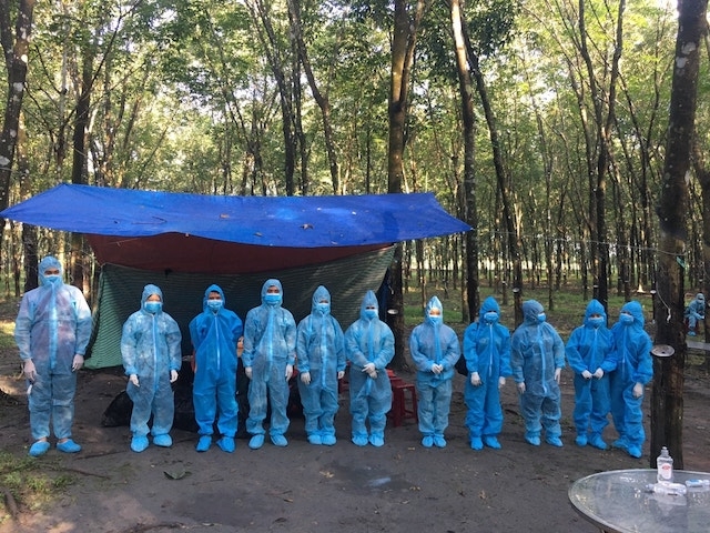 Nhóm 11 người Việt bơi qua sông từ Campuchia để nhập cảnh trái phép vào Việt Nam. Nhóm 11 người Việt bơi qua sông từ Campuchia để nhập cảnh trái phép vào Việt Nam.