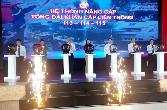Các đại biểu bấm nút lễ ra mắt hệ thống nâng cấp tổng đài khẩn cấp liên thông 113 – 114 – 115 2909 3