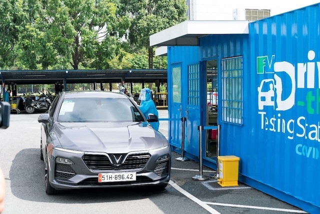 Khách đặt hẹn trước khi đến Trạm xét nghiệm Drive-Thru của FV không cần phải xuống xe để làm thủ tục và lấy mẫu Khách đặt hẹn trước khi đến Trạm xét nghiệm Drive-Thru của FV không cần phải xuống xe để làm thủ tục và lấy mẫu