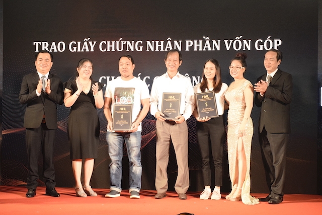 2.	Luật sư Chiến trao giấy chứng nhận cho các cổ đông