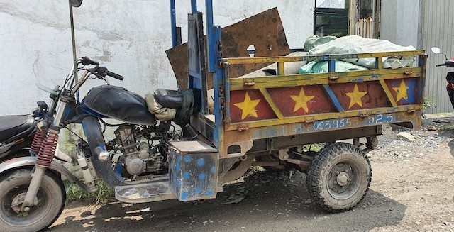 Một trong những xe ba gác đổ trộm rác thải bị lực lương chuyên môn xã Vĩnh Lộc B mật phục , bắt quả tang