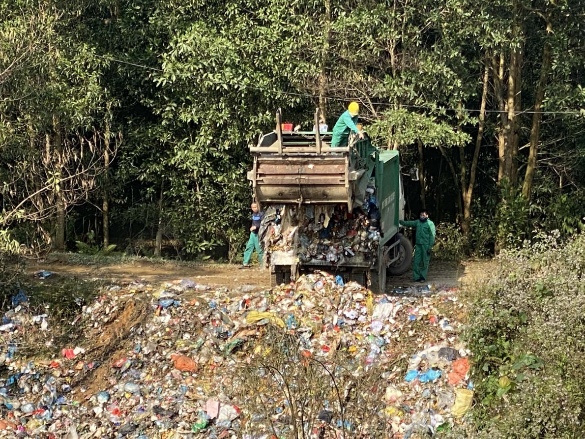 Xe thu gom rác từ các hộ dân tại thị trấn Việt Quang sau đó vận chuyển về bãi rác 