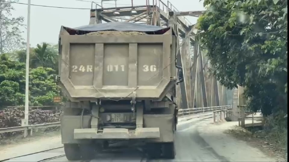 Xe quá khổ chạy cả vào cầu yếu