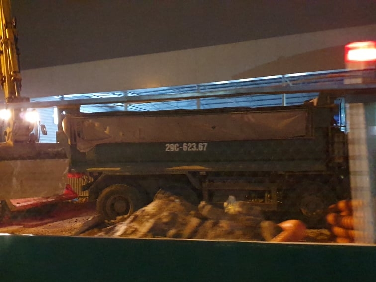 Xe tập kết chở đất thải 