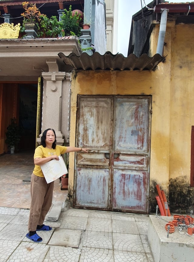 Bà Bùi Thị Kim Hoa chỉ cho PV phần đất đi chung và hiện ông Phạm Văn Dũng đã xây bị kín lại 