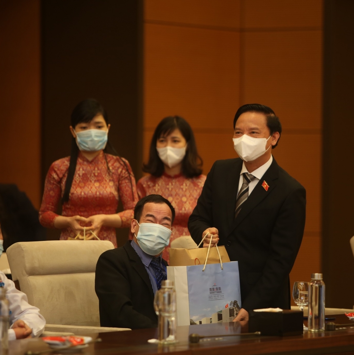 Tỉnh Bắc Giang: Chủ nhiệm Câu lạc bộ thanh niên khuyết tật tặng quà cho gia đình người khuyết tật đầu xuân