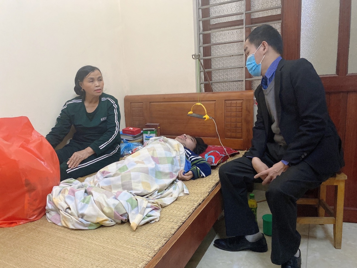 Tỉnh Bắc Giang: Chủ nhiệm Câu lạc bộ thanh niên khuyết tật tặng quà cho gia đình người khuyết tật đầu xuân