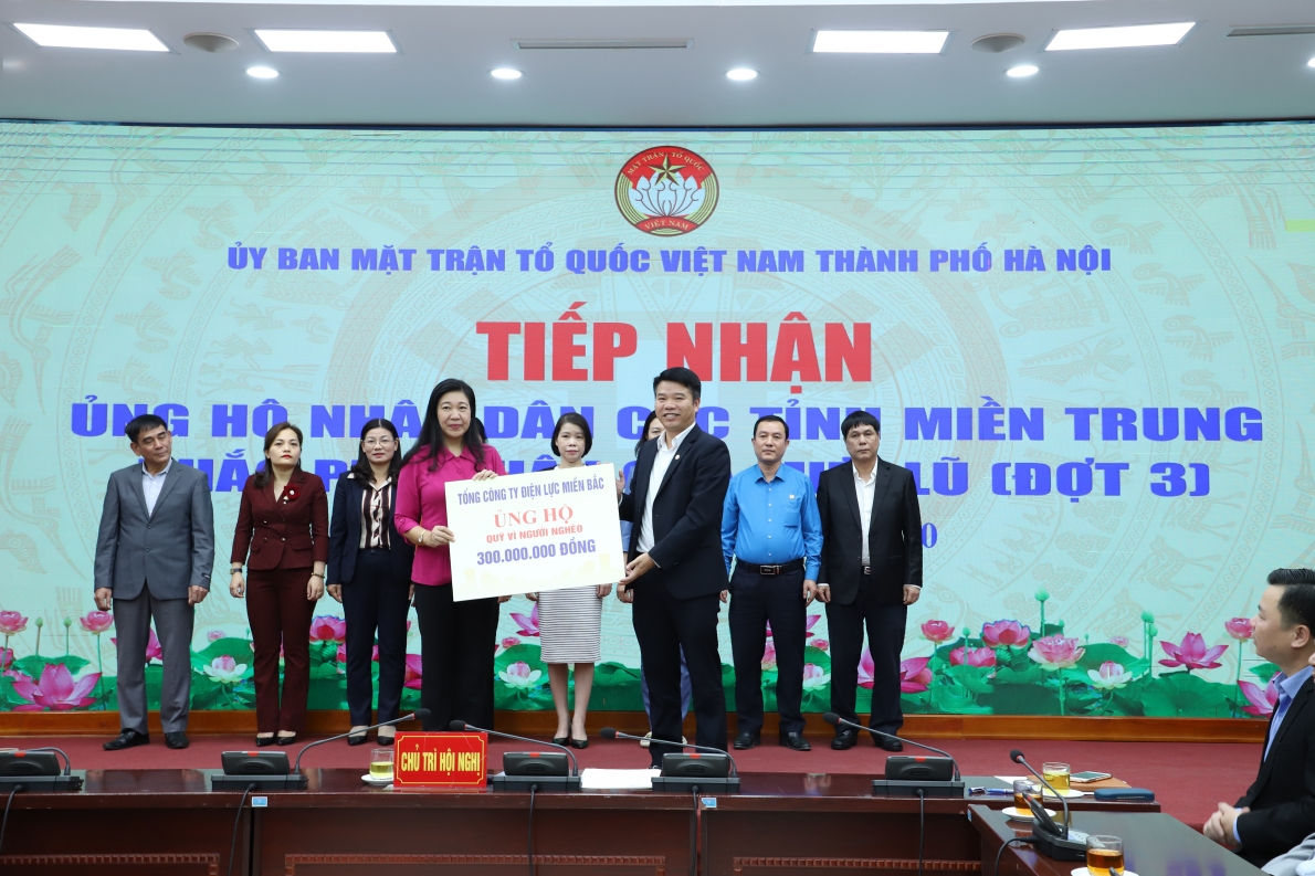 Tổng công ty Điện lực miền Bắc trao tiền ủng hộ đồng bào miền Trung tại Ủy ban MTTQ Việt Nam Thành phố Hà Nội