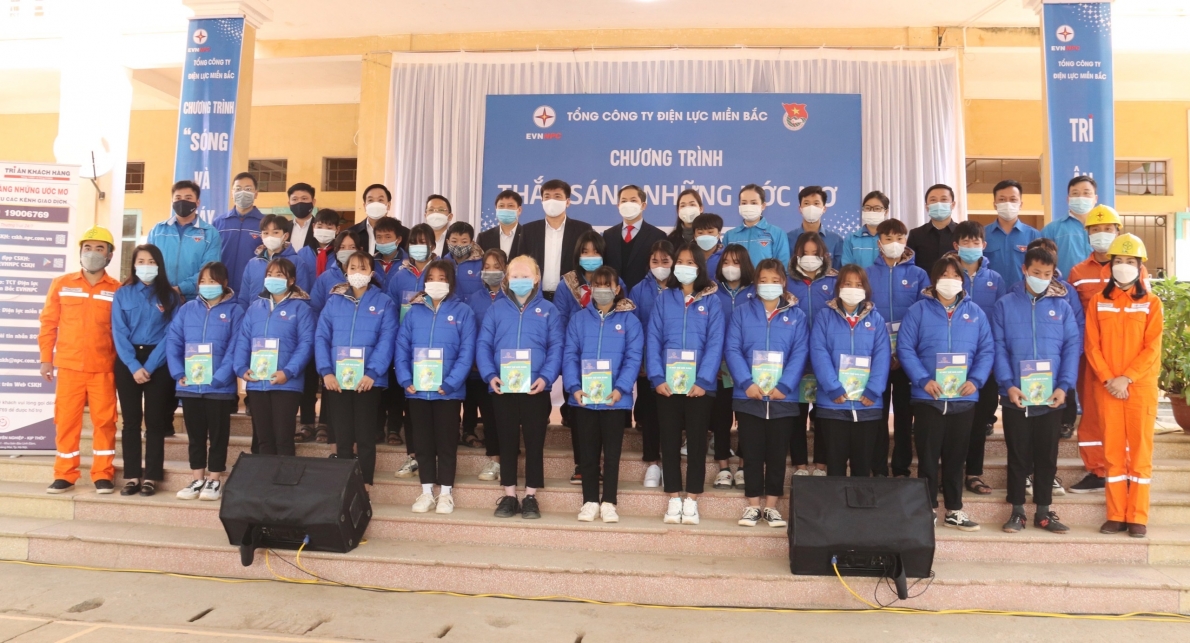 Tri ân khách hàng: Tổng Công ty Điện lực miền Bắc thắp sáng ước mơ cho học sinh nghèo vùng cao