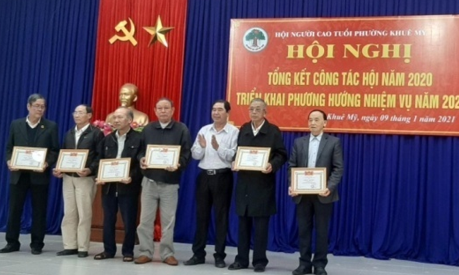 Hội viên NCT đạt thành tích xuất sắc trong phong trào thi đua “Tuổi cao - Gương sáng” được khen thưởng.