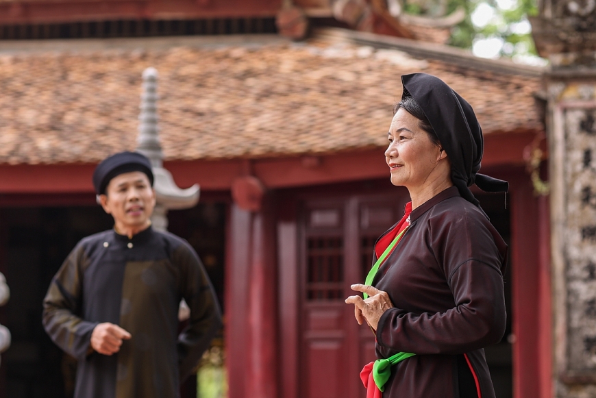 “Chơi” quan họ mang sắc thái thanh tao, nền nã, lời ca vang ngân vừa phóng khoáng, vui thú vừa đắm đuối, nền nã. “Chơi” quan họ mang sắc thái thanh tao, nền nã, lời ca vang ngân vừa phóng khoáng, vui thú vừa đắm đuối, nền nã.