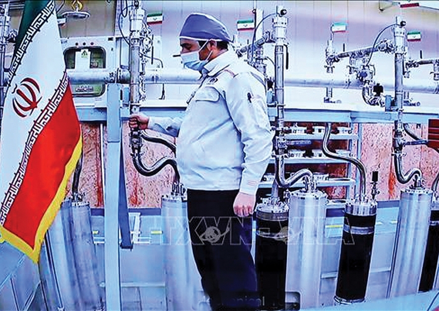 Kĩ sư làm việc tại nhà máy làm giàu urani Natanz ngày 10/4/2021